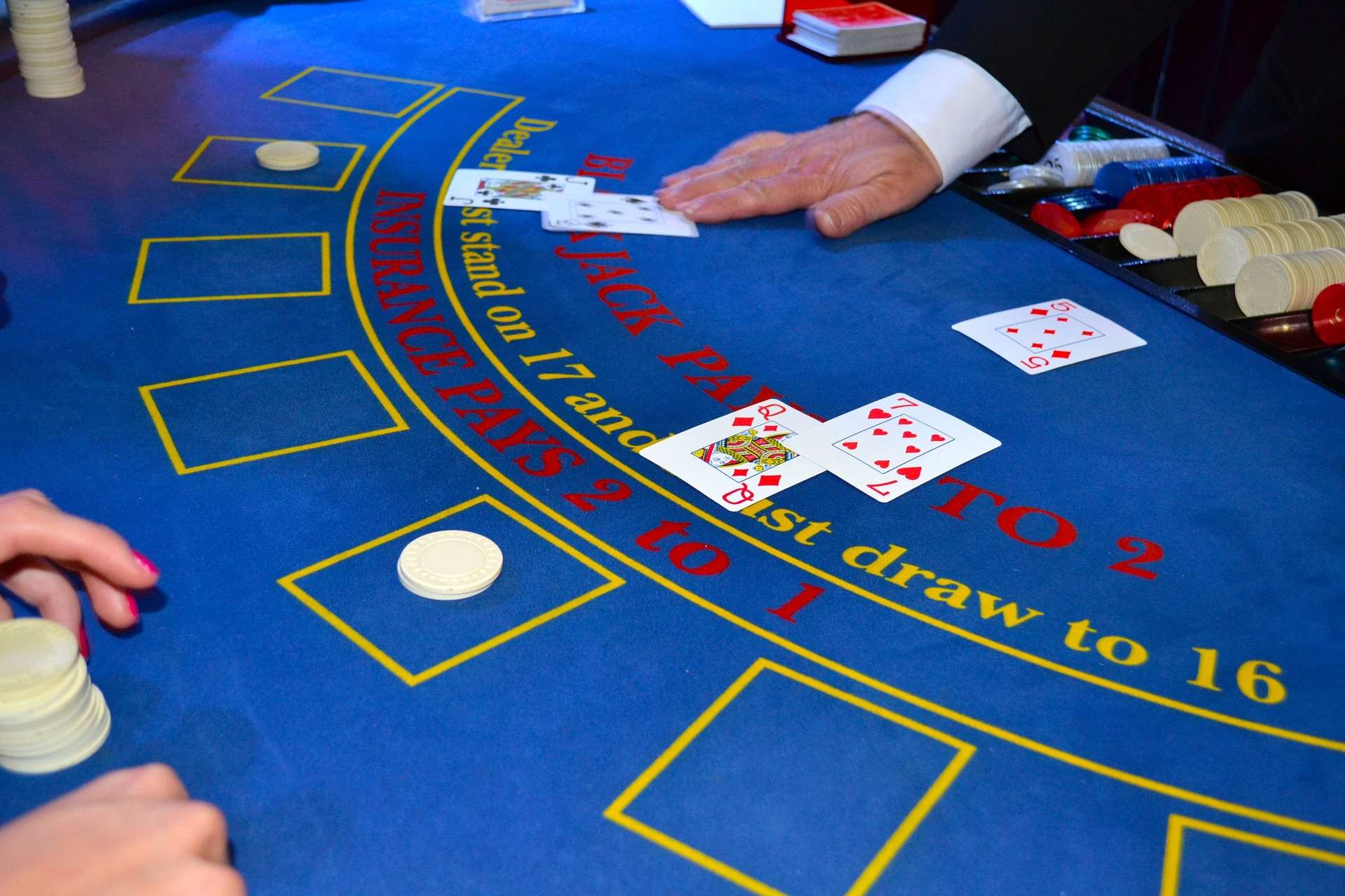 Ein Blackjack Tisch mit Dealer