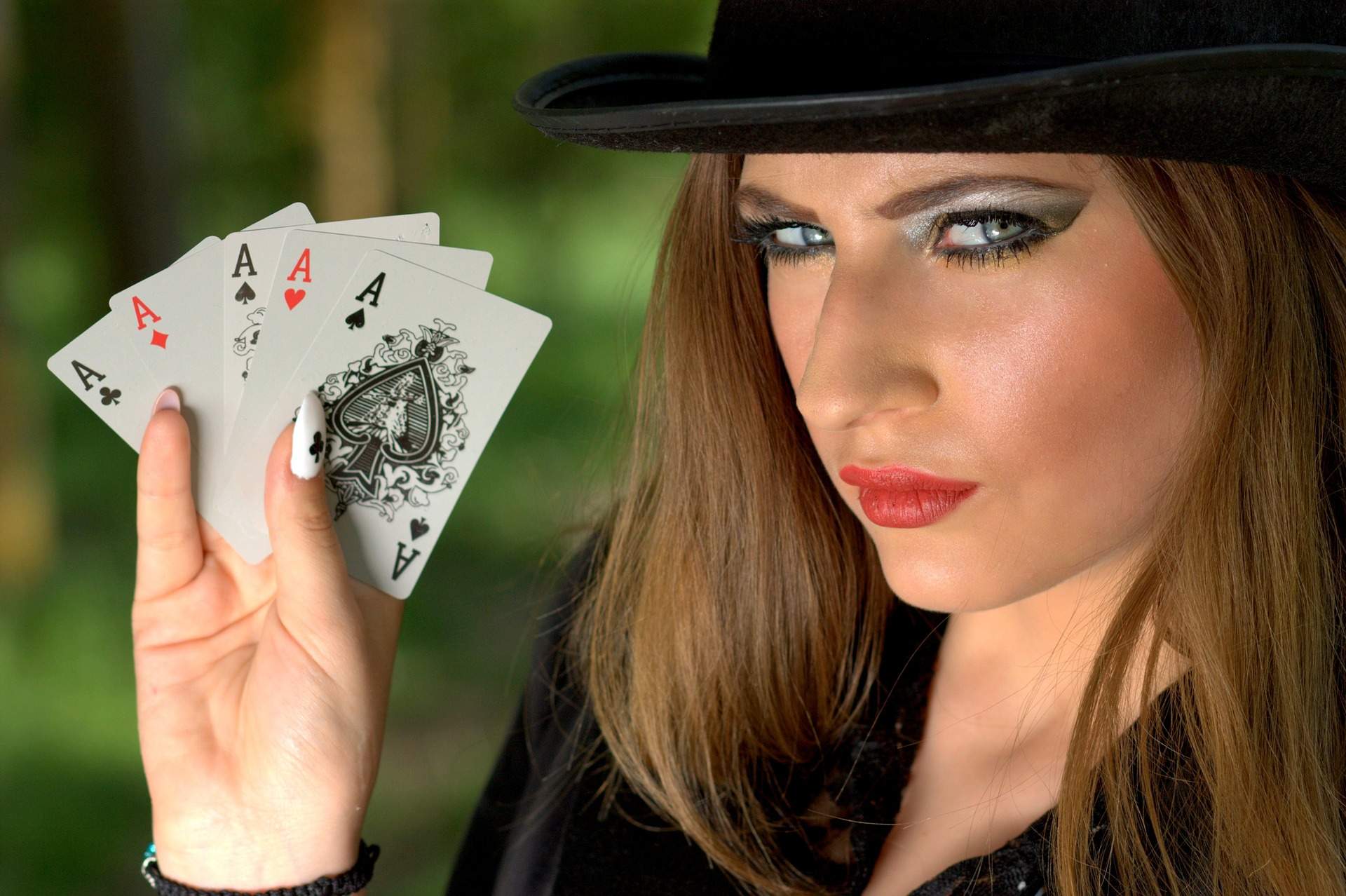 Eine sexy Lady hält Spielkarten in die Kamera
