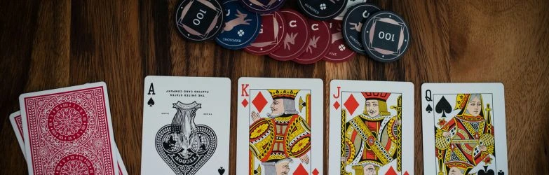 Ein Tisch, worauf ein Haufen Spielkarten liegen